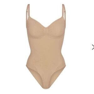 SKIMS SEAMLESS SCUPLT BRIEF BODYSUIT BEIGE CLAY medium
